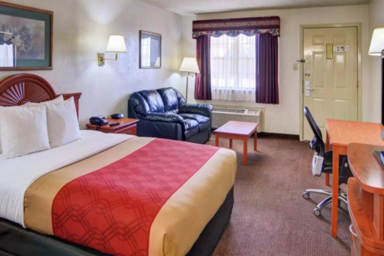 Super 8 By Wyndham Decatur Texas Hotel Exterior photo