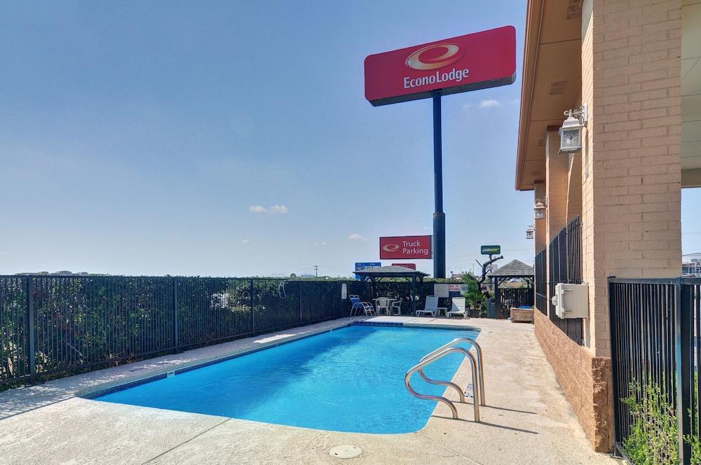 Super 8 By Wyndham Decatur Texas Hotel Exterior photo