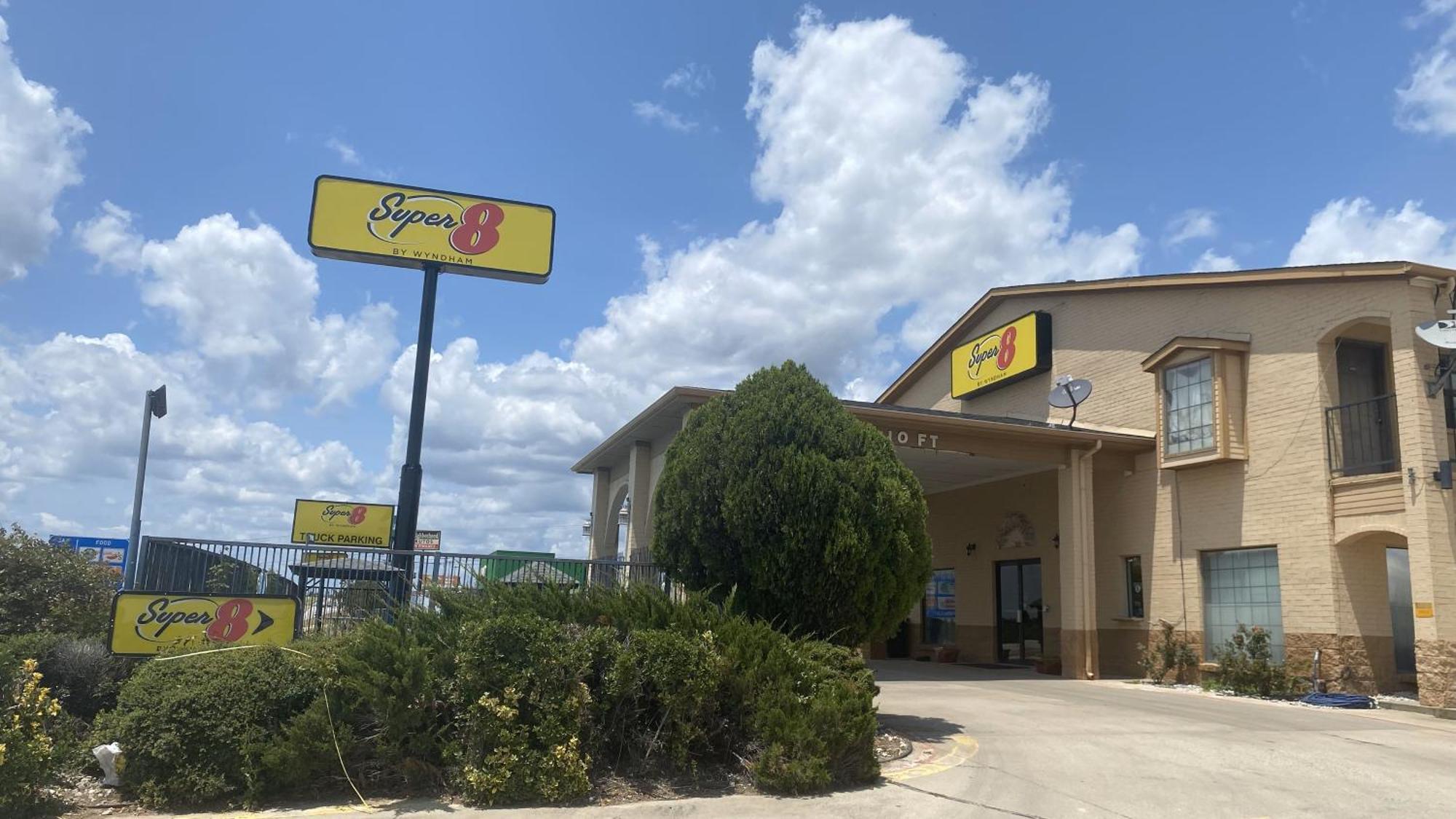 Super 8 By Wyndham Decatur Texas Hotel Exterior photo