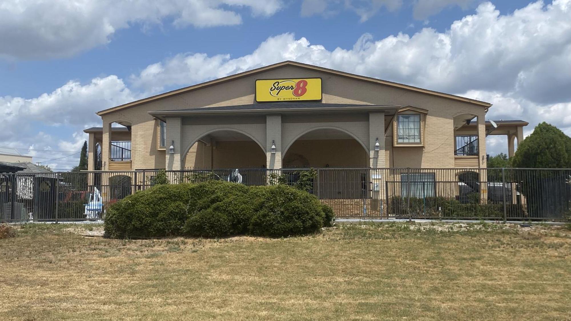 Super 8 By Wyndham Decatur Texas Hotel Exterior photo