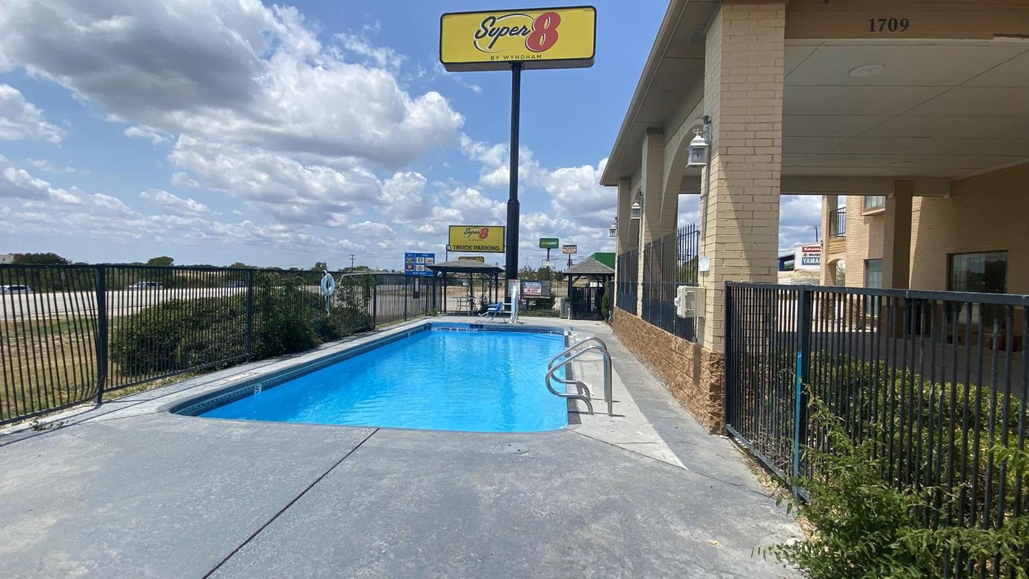 Super 8 By Wyndham Decatur Texas Hotel Exterior photo