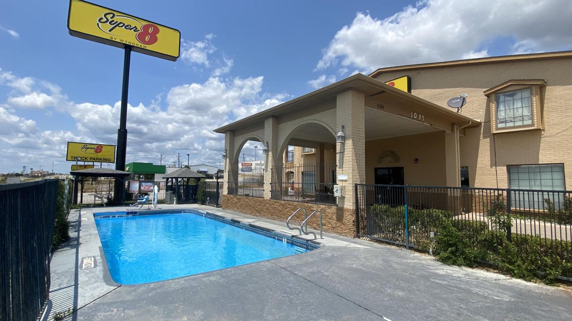 Super 8 By Wyndham Decatur Texas Hotel Exterior photo