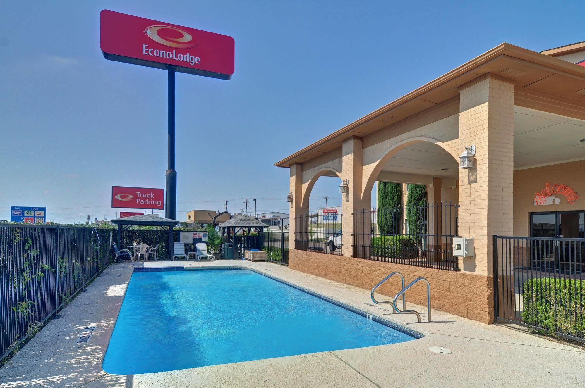 Super 8 By Wyndham Decatur Texas Hotel Exterior photo